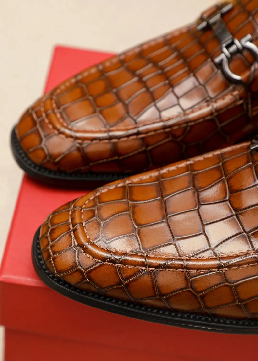 Men's shoes 💰460 💐 Product trademark: Ferragamo "Ferragamo" casual leather shoes Regular size: 38-44 (45.46🉑️customized) Product materials: Selected imported first-layer open-edge beaded cowhide floral upper + luxury hardware buckle, imported water-dyed cowhide leather lining. Strong three-dimensional visual effect, original outsole color: 2 colors available